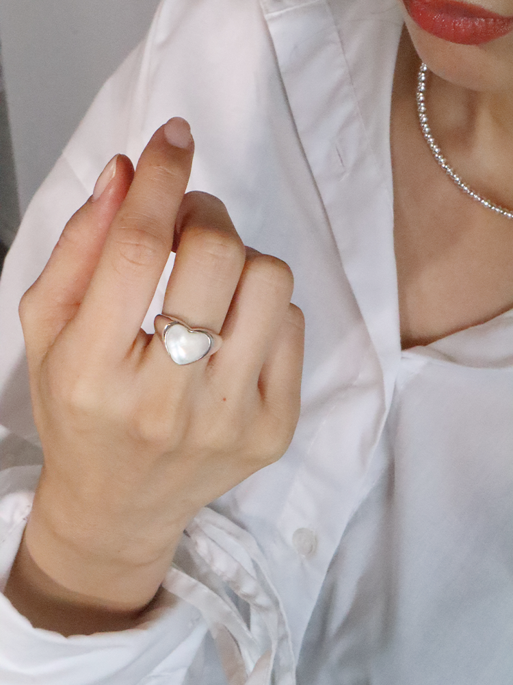 ANNIKA INEZ アニカイネズ MOTHER OF PEARL SMALL GEM HEART RING ハート リング シルバー –  CALIDA