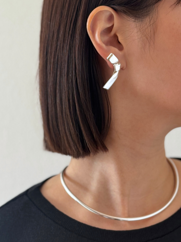 ANNIKA INEZ アニカイネズ SMALL CRAVAT STUDS ピアス – CALIDA