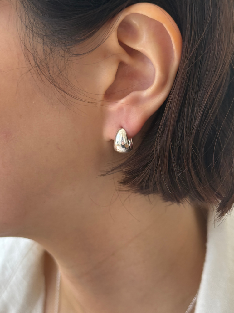 ANNIKA INEZ アニカイネズ Petite Gentle Slope Hoops ピアス