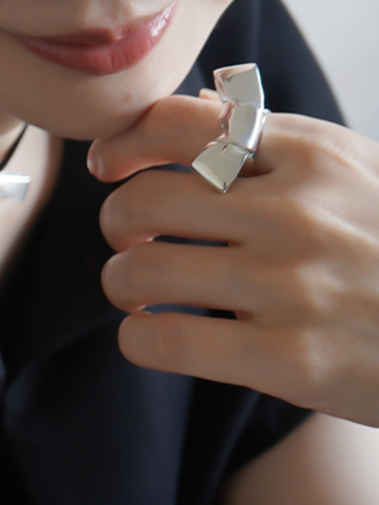 ANNIKA INEZ アニカイネズ リボン ピアス シルバー 楽天市場】ANNIKA INEZ アニカイネズ ピアス Petite Cravat