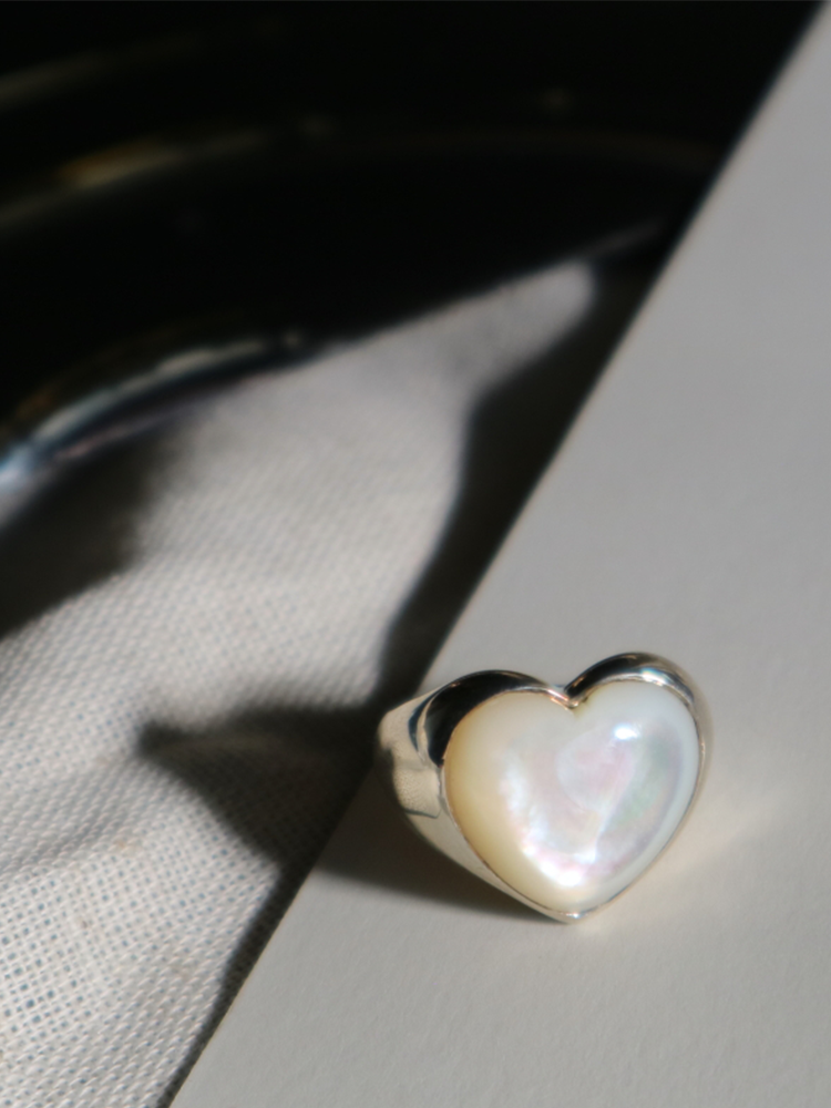 ANNIKA INEZ アニカイネズ MOTHER OF PEARL LARGE HEART リング – CALIDA ANNIKA INEZ アニカイネズ MOTHER OF PEARL LARGE HEART リング – CALIDA