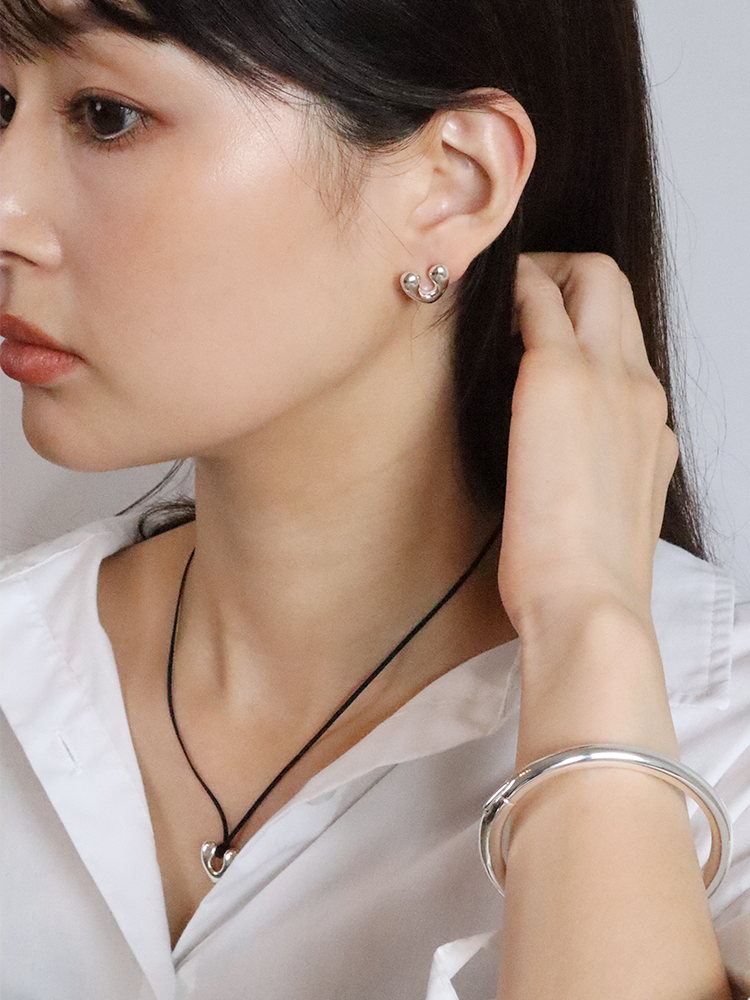 ANNIKA INEZ アニカイネズ SMALL OPEN HEART ピアス ハート – CALIDA ANNIKA INEZ アニカイネズ SMALL OPEN HEART ピアス ハート – CALIDA