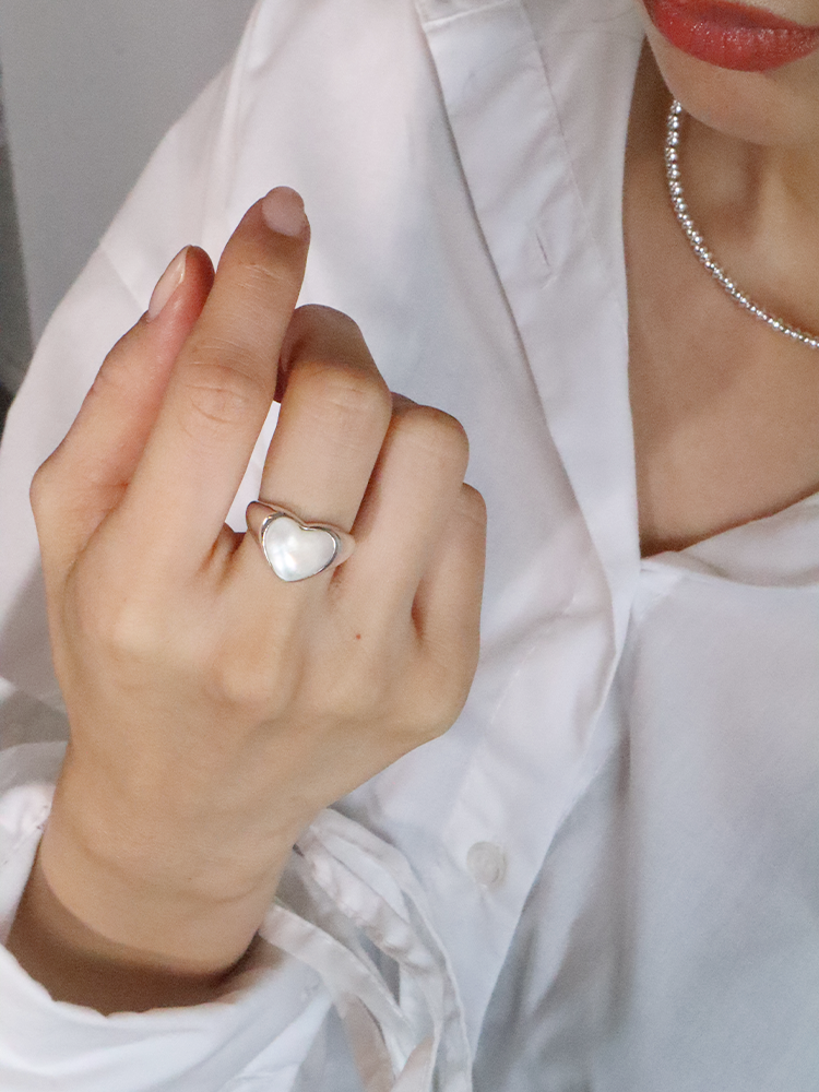 ANNIKA INEZ アニカイネズ MOTHER OF PEARL LARGE HEART リング