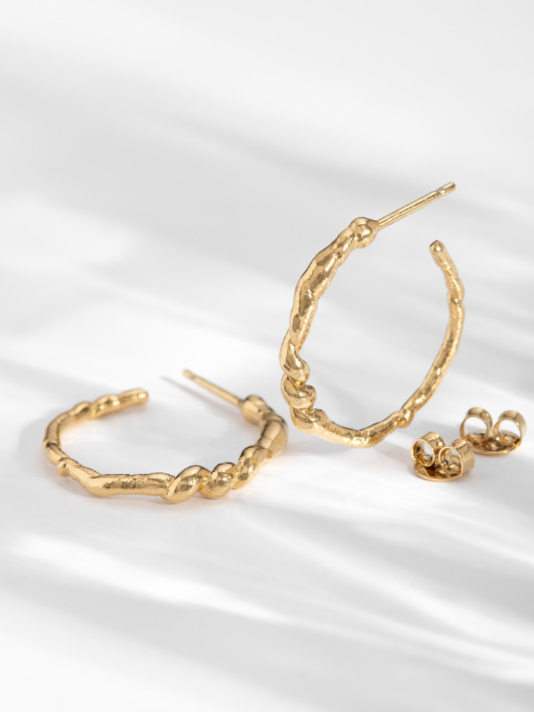 LOUISE DAMAS/ESMERALDA LARGE ツイストフープ ピアス Louise Damas - Esmeralda スモールツイストフープピアス – AXENT