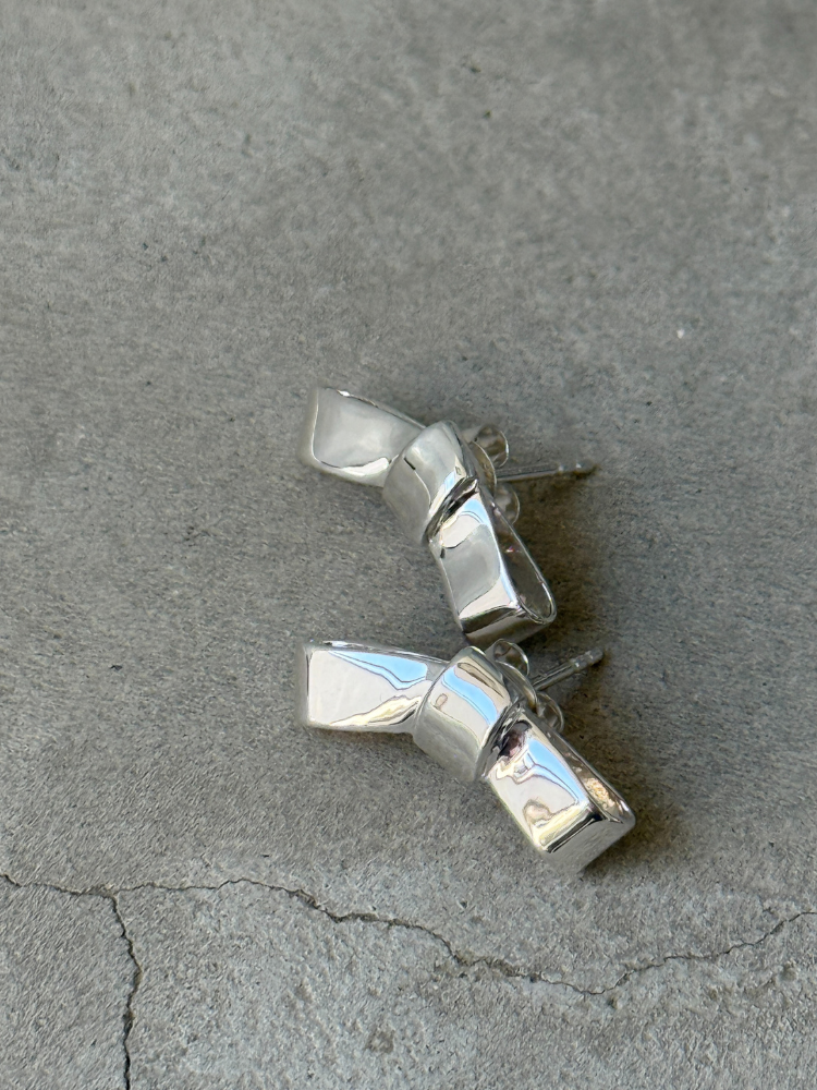 ANNIKA INEZ アニカイネズ SILVER PETIT CRAVAT STUDS ピアス ANNIKA INEZ アニカイネズ PETIT CRAVAT STUDS ピアス – CALIDA