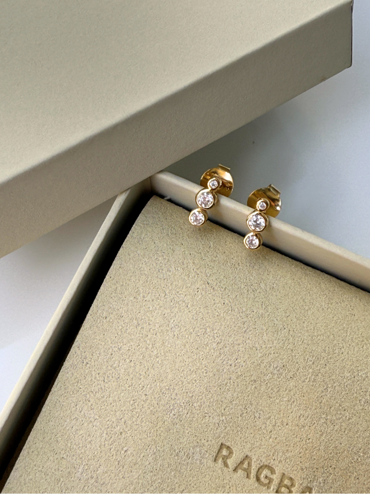 RAGBAG ラグバッグ Odile Studs ピアス 3ジルコニア ゴールド RAGBAG ラグバッグ Odile Studs ピアス 3ジルコニア – CALIDA
