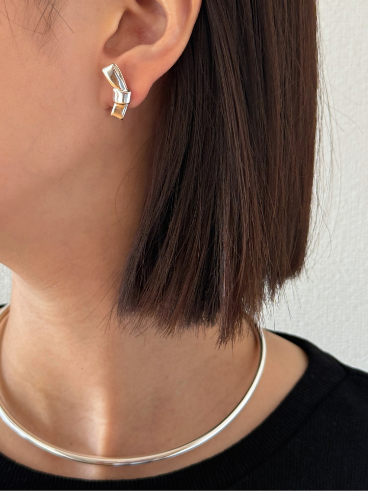 ANNIKA INEZ アニカイネズ PETITE CRAVAT STUDS ピアス リボン ANNIKA INEZ アニカイネズ PETIT CRAVAT STUDS ピアス – CALIDA