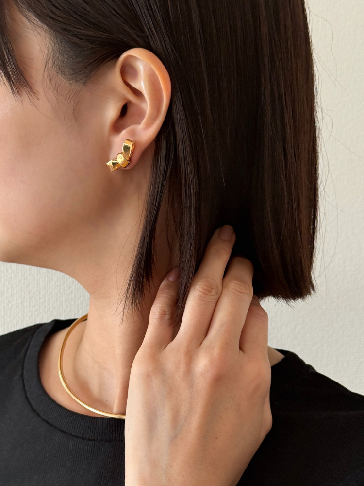 【送料関税込み】Annika Inez 小さな半球形のピアス ANNIKA INEZ アニカイネズ PETIT CRAVAT STUDS ピアス – CALIDA