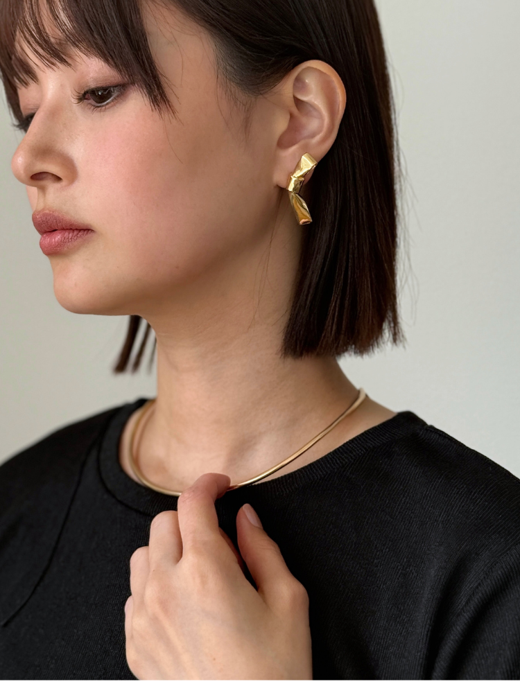 ピアス ALAIA ANNIKA INEZ アニカイネズ SMALL CRAVAT STUDS ピアス – CALIDA