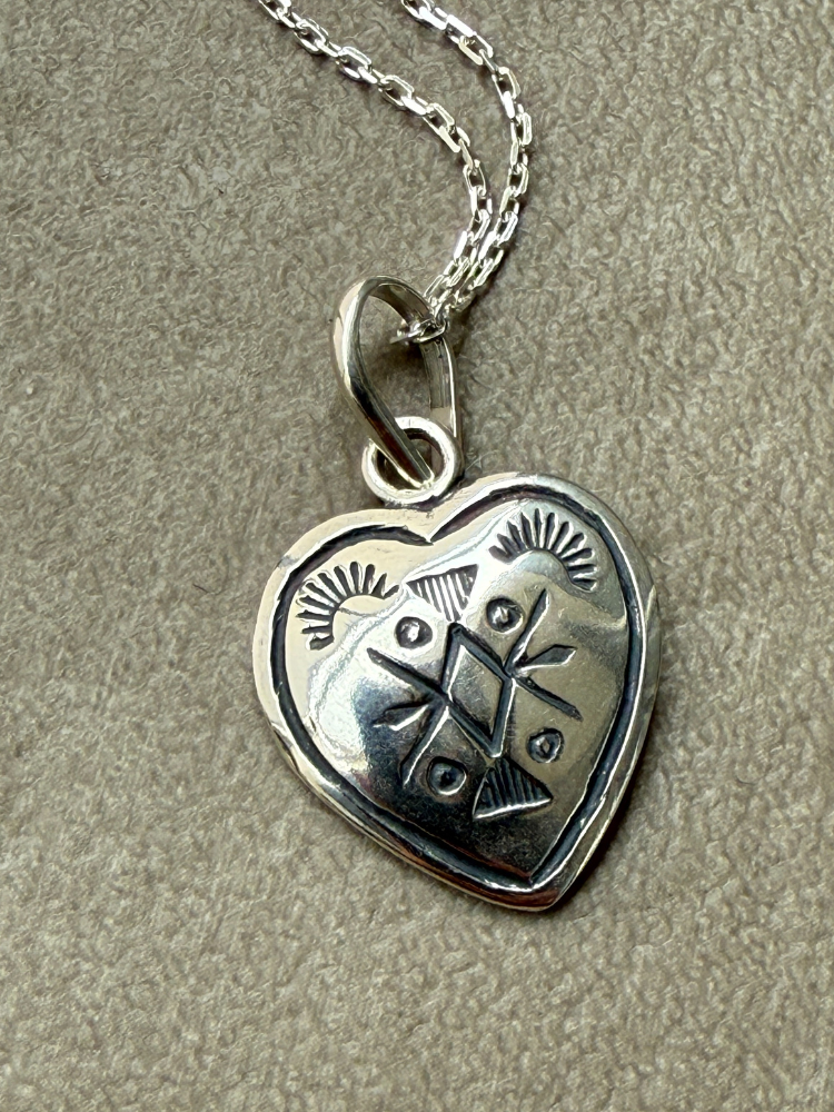 HARPO ハルポ Engraved Heart ネックレス – CALIDA HARPO ハルポ Engraved Heart ネックレス – CALIDA