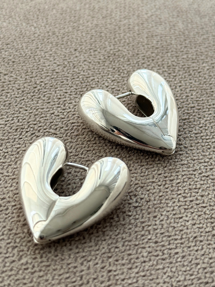 ANNIKA INEZ アニカイネズ LARGE HEART HOOP ピアス – CALIDA ANNIKA INEZ アニカイネズ LARGE HEART HOOP ピアス – CALIDA