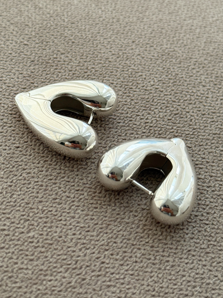 ANNIKA INEZ アニカイネズ LARGE HEART HOOP ピアス – CALIDA ANNIKA INEZ アニカイネズ LARGE HEART HOOP ピアス – CALIDA