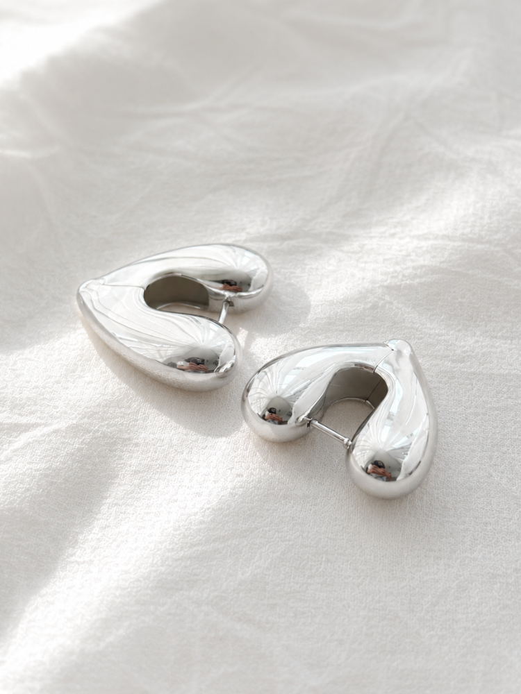 次回入荷は8月予定】ANNIKA INEZ アニカイネズ LARGE HEART HOOP 次回入荷は8月予定】ANNIKA INEZ アニカイネズ LARGE HEART HOOP