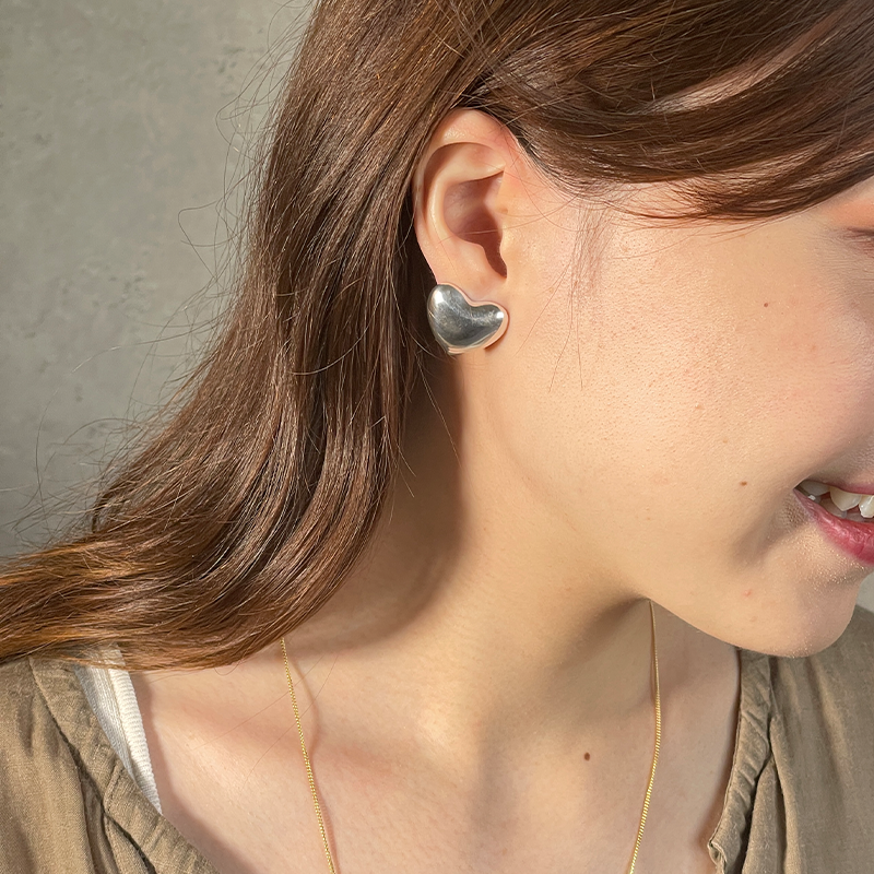 ANNIKA INEZ アニカイネズ　SMALL VOLUPTOUS HEART STUDS　ピアス