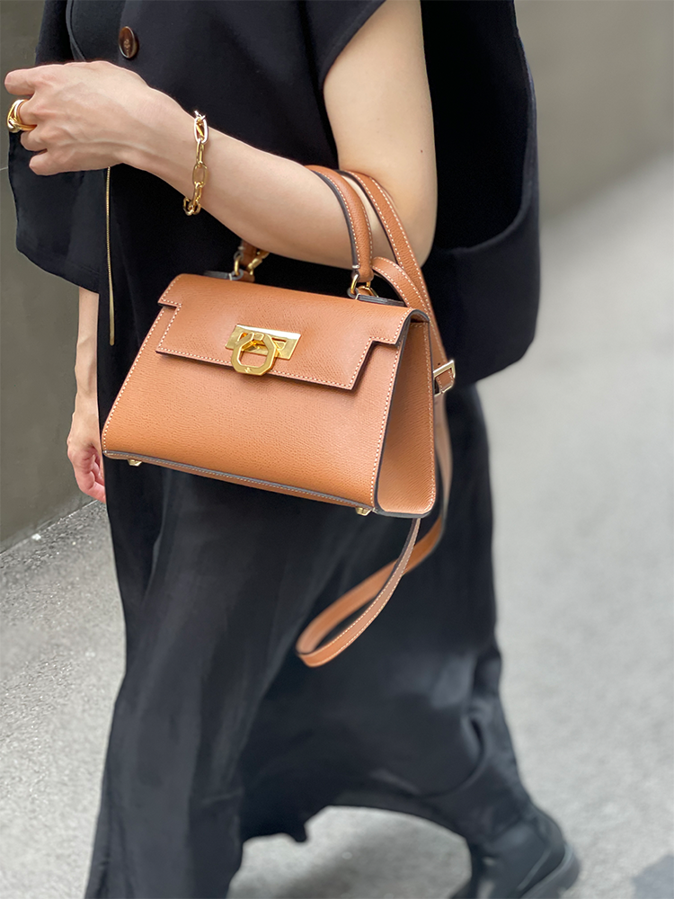 ♡超美品♡CARBOTTI カルボッティGRETA245 ハンドバッグ レザー CARBOTTI カルボッティ GRETA245 ハンドバッグ レザー バッグ