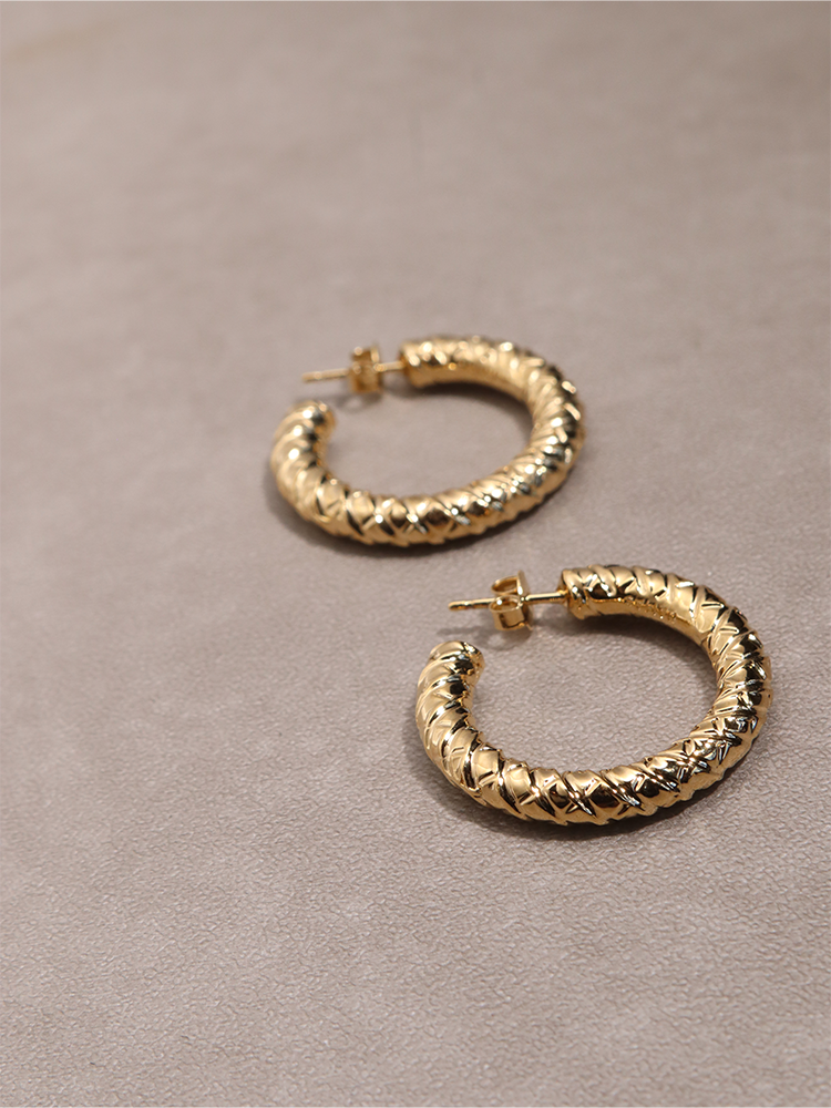 LOUISE DAMAS ルイーズダマス Large Engraved Hoop ピアス LOUISE DAMAS ルイーズダマス LARGE E ENGRAVED フープ ピアス