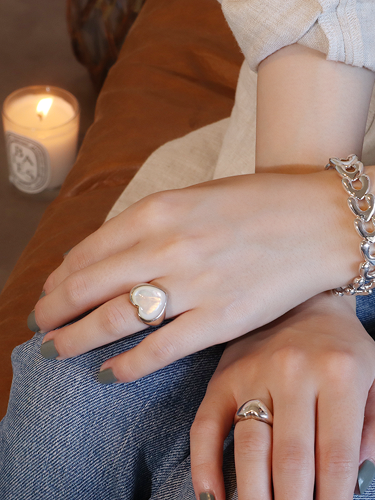 ANNIKA INEZ アニカイネズ MOTHER OF PEARL LARGE HEART リング – CALIDA ANNIKA INEZ アニカイネズ MOTHER OF PEARL LARGE HEART リング – CALIDA