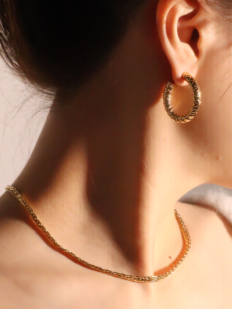 LOUISE DAMAS ルイーズダマス Large Engraved Hoop ピアス LOUISE DAMAS ルイーズダマス LARGE E ENGRAVED フープ ピアス